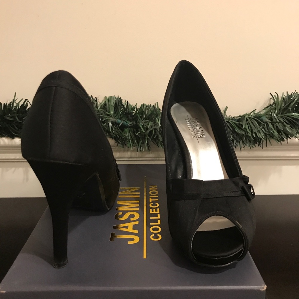 Black ruffled top shoes width